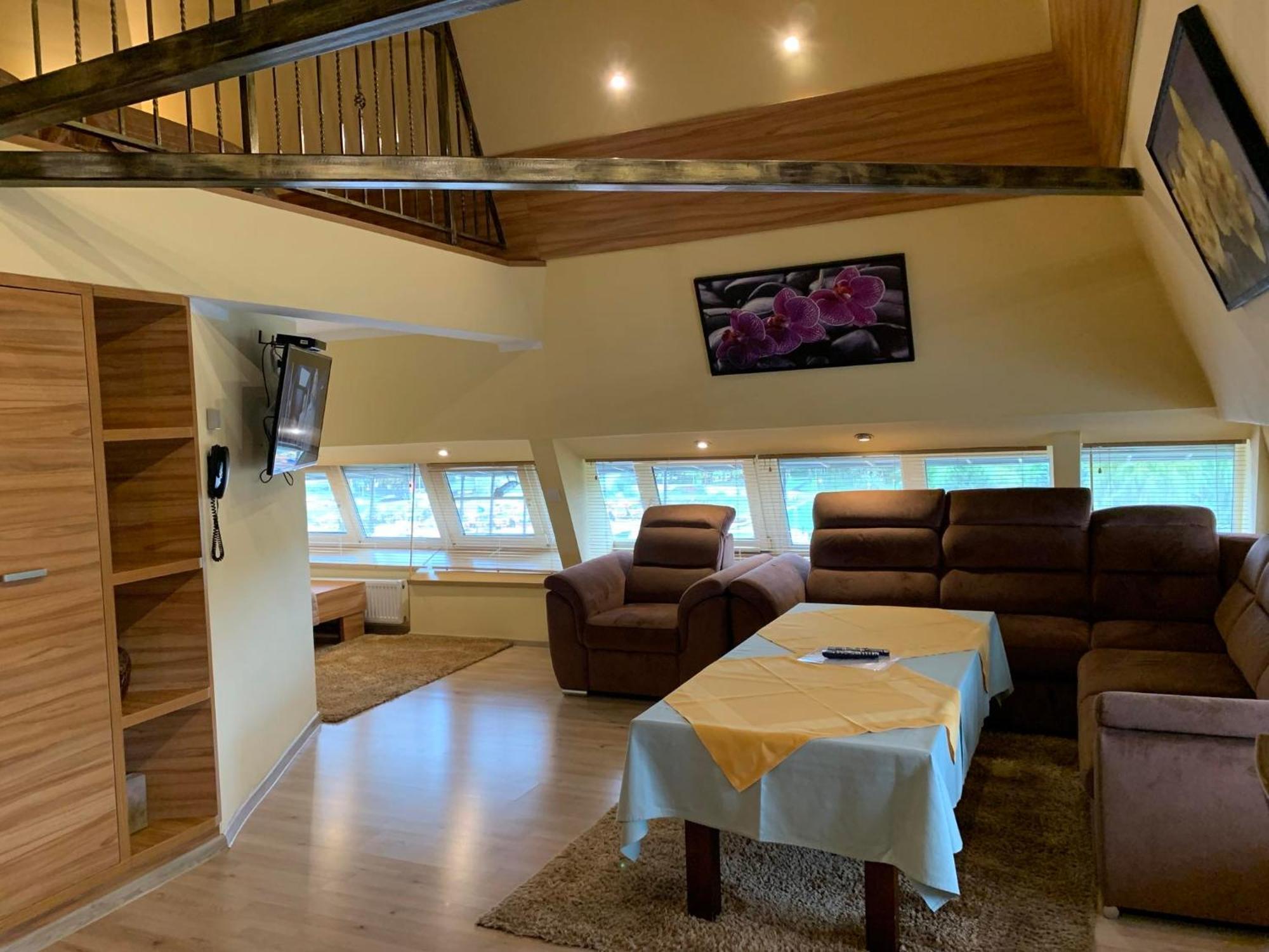 Piramida Aparthotel Болеславец Екстериор снимка