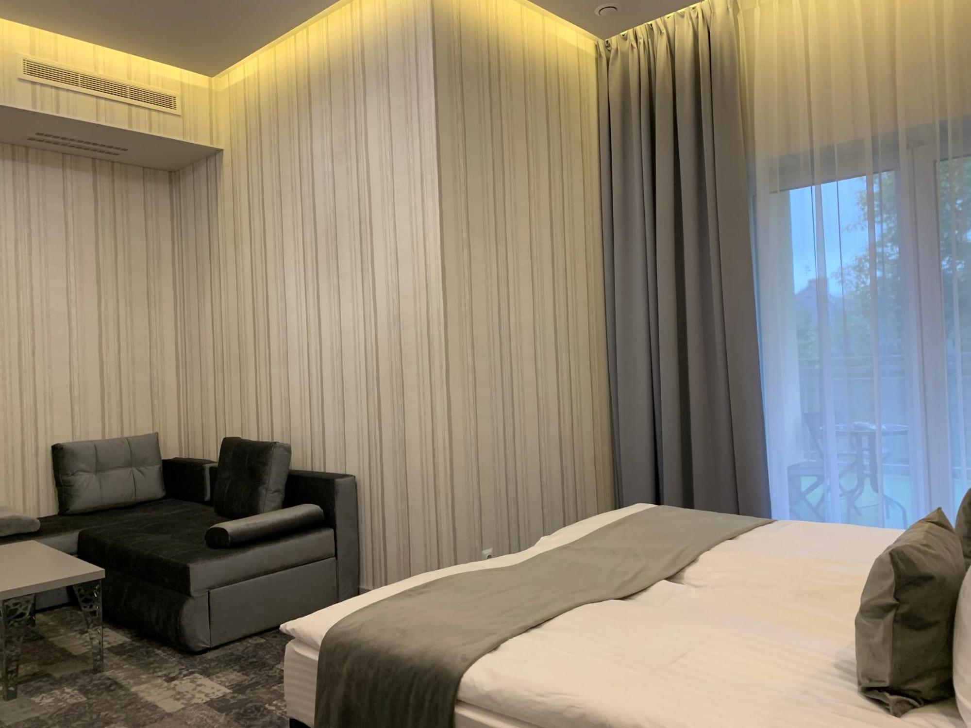 Piramida Aparthotel Болеславец Екстериор снимка