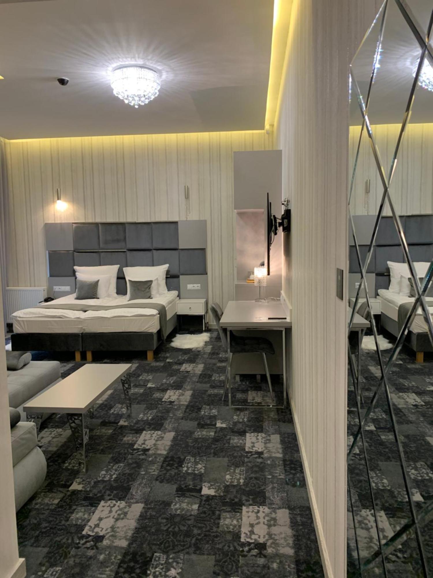 Piramida Aparthotel Болеславец Екстериор снимка