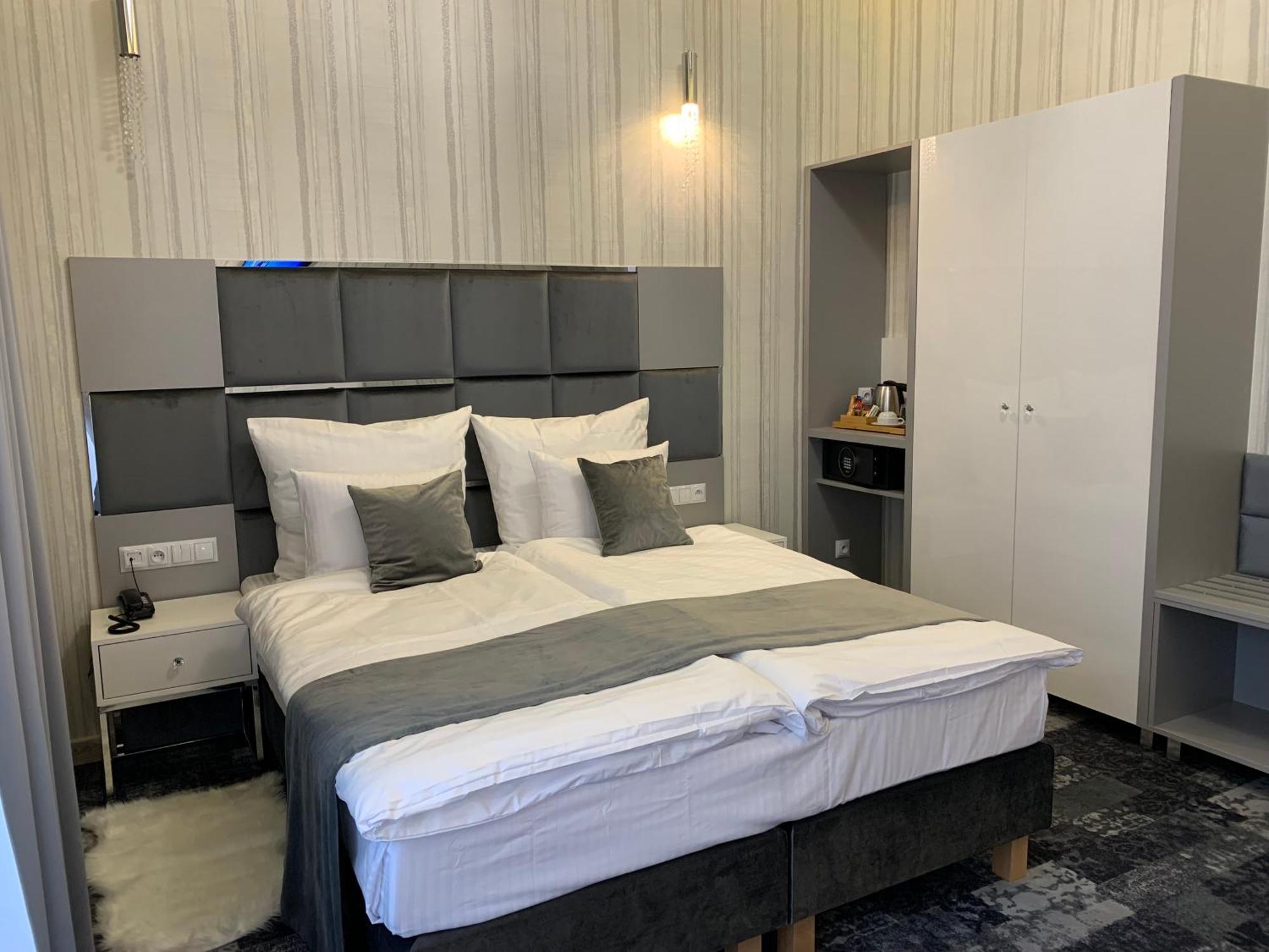 Piramida Aparthotel Болеславец Екстериор снимка