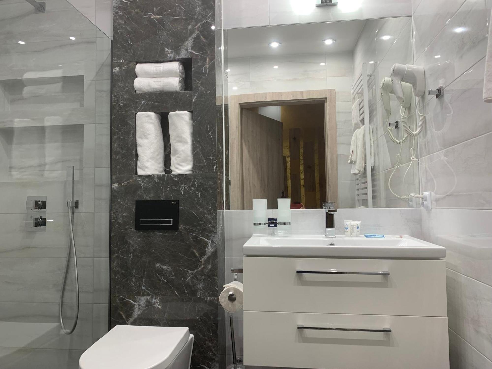 Piramida Aparthotel Болеславец Екстериор снимка