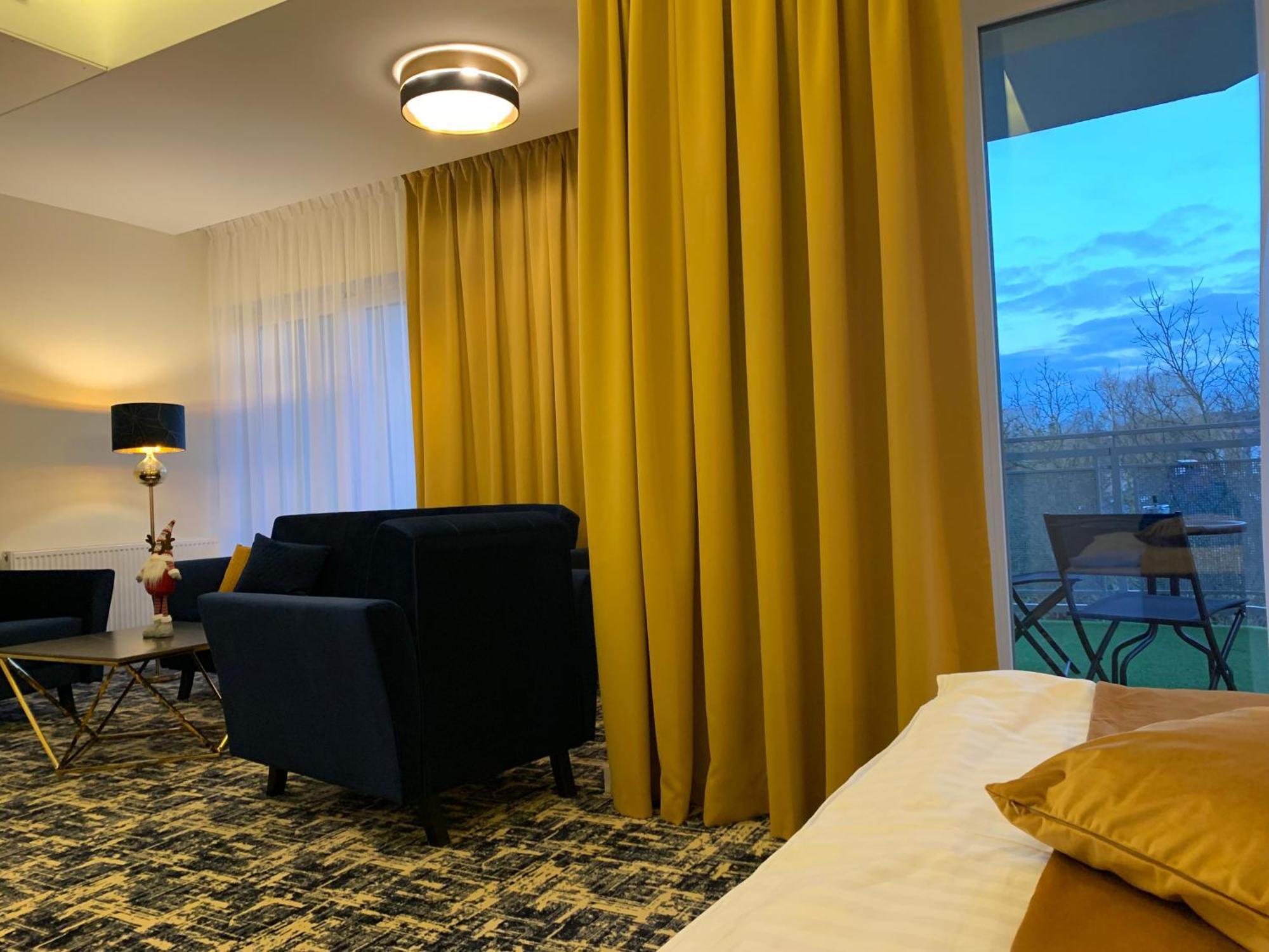 Piramida Aparthotel Болеславец Екстериор снимка