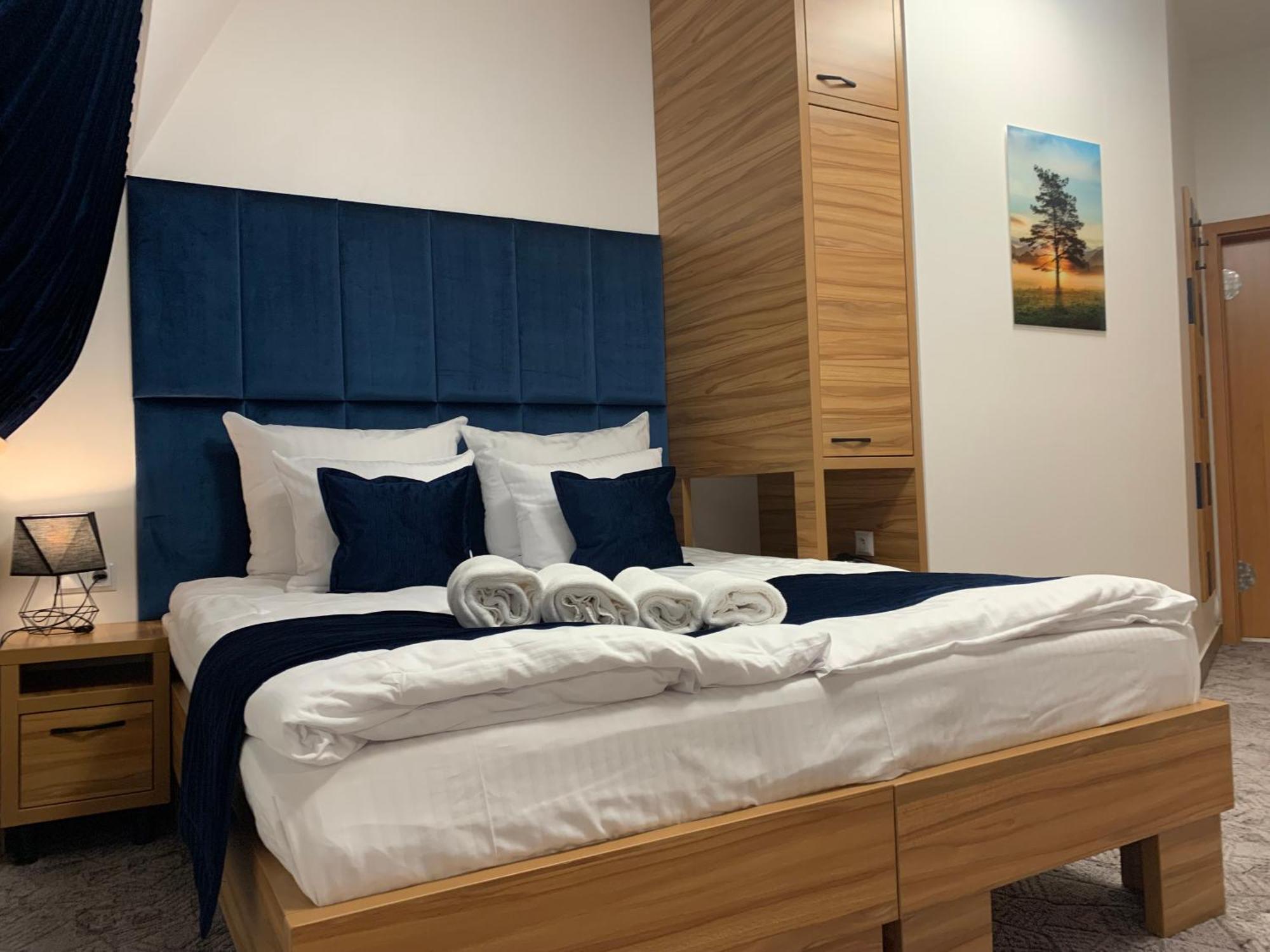 Piramida Aparthotel Болеславец Екстериор снимка