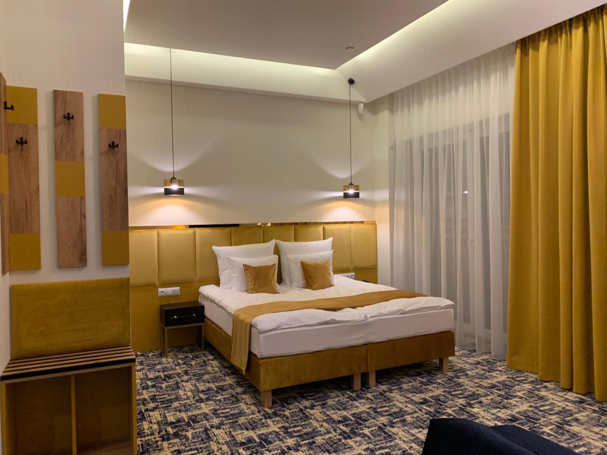 Piramida Aparthotel Болеславец Екстериор снимка